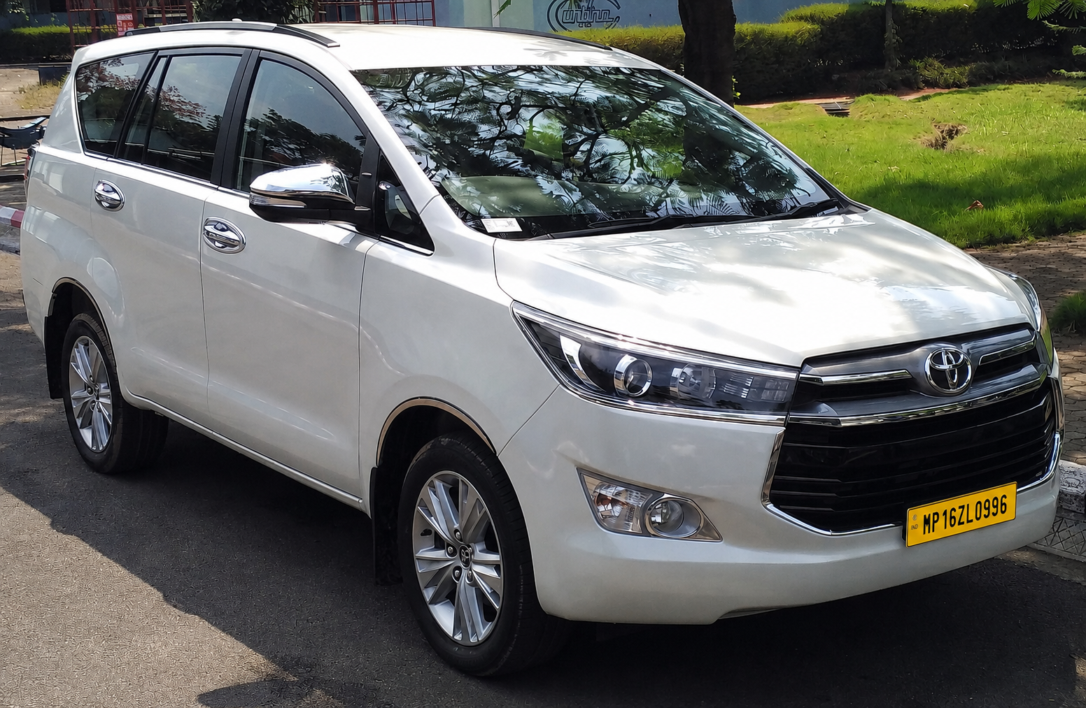 Private Innova taxi service in Khajuraho